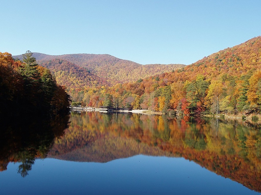 Autumn at Lake Trahlyta in Vogel State Park