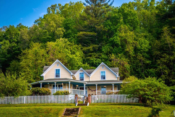 Exterior of Perry House B&B in Banner Elk NC - blue ridge mountains hotels