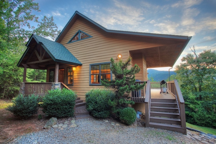 Purpleaire Mountain Cabin Rental in Helen GA