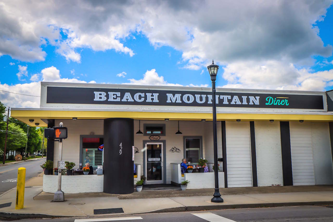 Exterior of Beach Mountain Diner in Waynesville NC