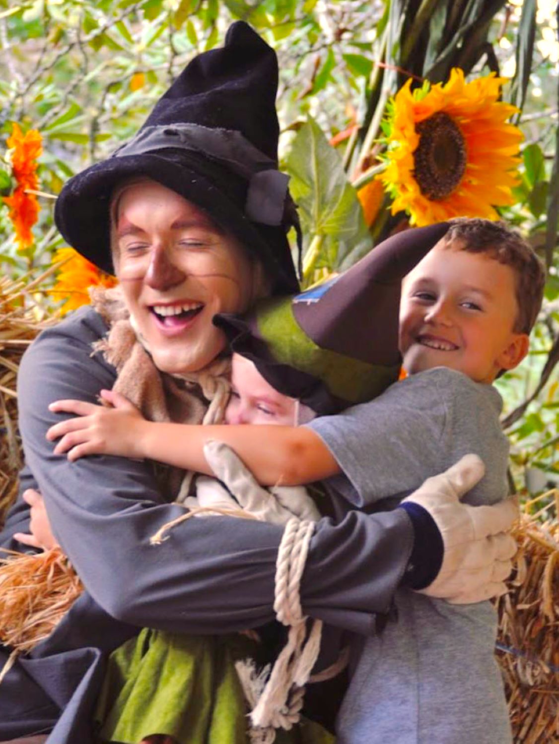 Autumn at Oz - Scarecrow giving hugs