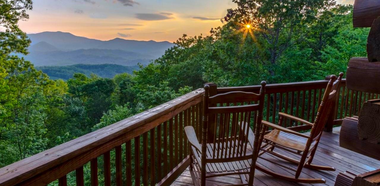 Cherokee mountain cabins -3 Bed Vacation Home Whittier NC