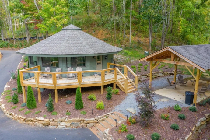 Springdale Treehouse Lodging in Canton NC