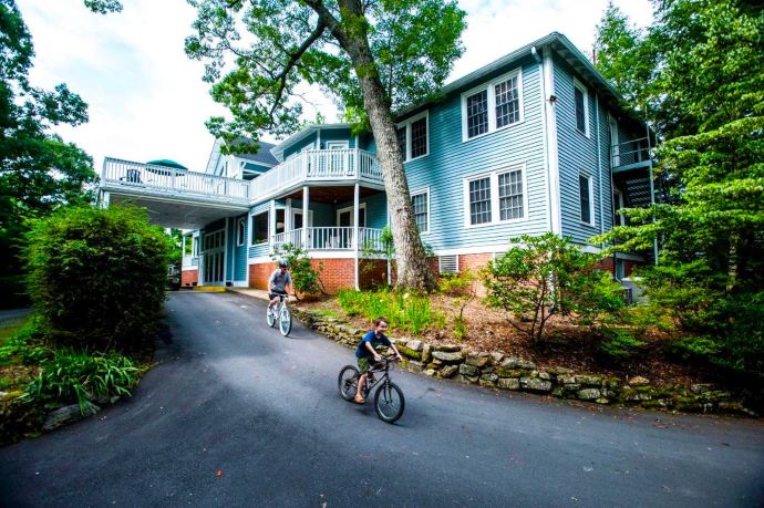 NC Weekend Getaway - Highland Lake Inn & Resort