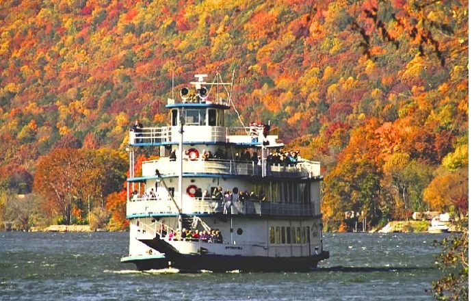 Chattanooga in fall - Southern Belle Riverboat on the Tennessee River