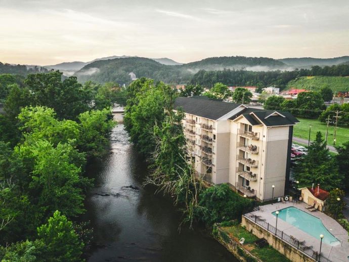 Hotels in the Smoky Mountains TN - Twin Mountain Inn & Suites