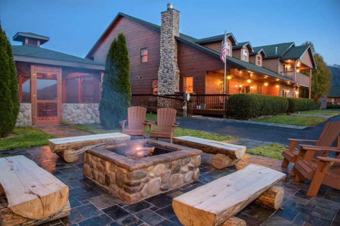 Romantic getaways in Gatlinburg Tennessee - Berry Springs Lodge