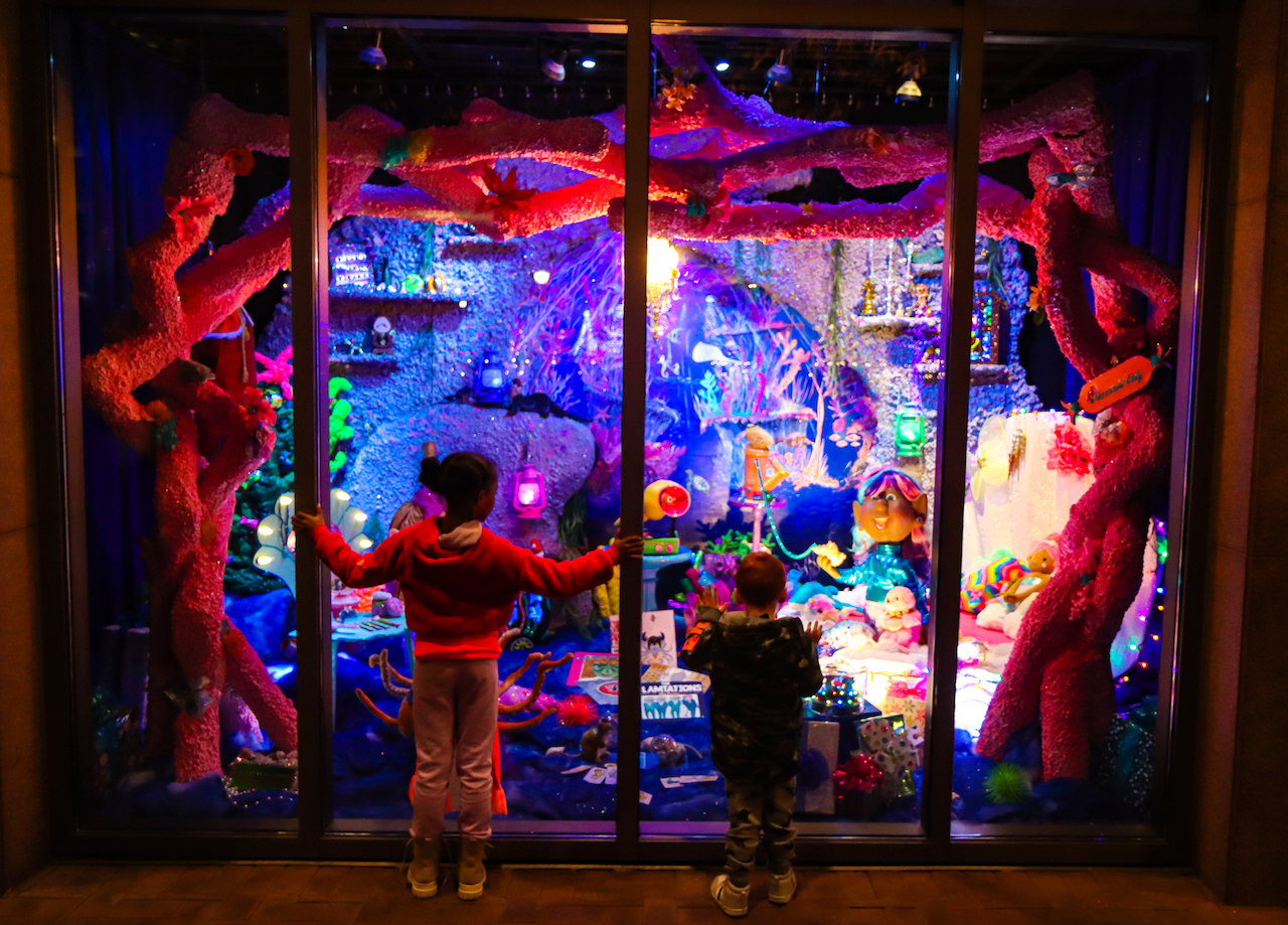 Children at the EBL Christmas Windows in Chattanooga TN