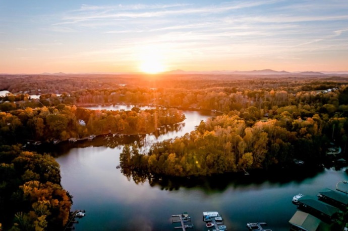 mountain lake resorts in Virginia - Halesford Harbour Resort - Smith Mountain Lake