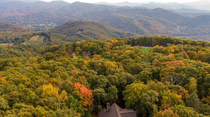 Eagles Nest Cabin Banner Elk NC Fall view